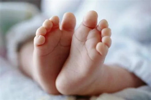 A 4-month-old baby was handed over to someone else and the mother got off the bus