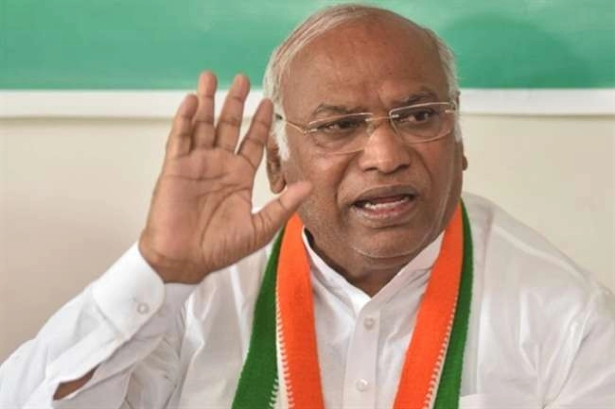 Mallikarjun Kharge arrives in Thrissur.