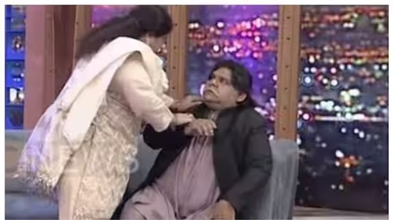Shazia Mansoor slaps Sheri Nanha