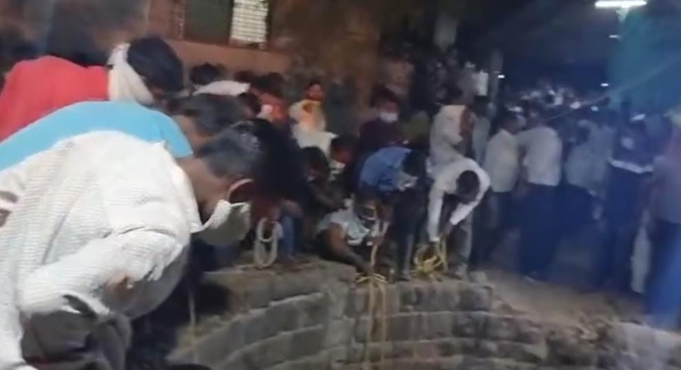5 dead while rescuing cat that fell into well