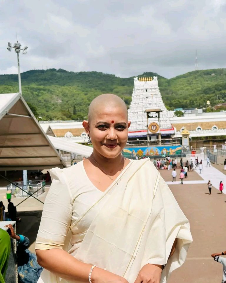 Actress Rachana Narayanankutty shaves her head