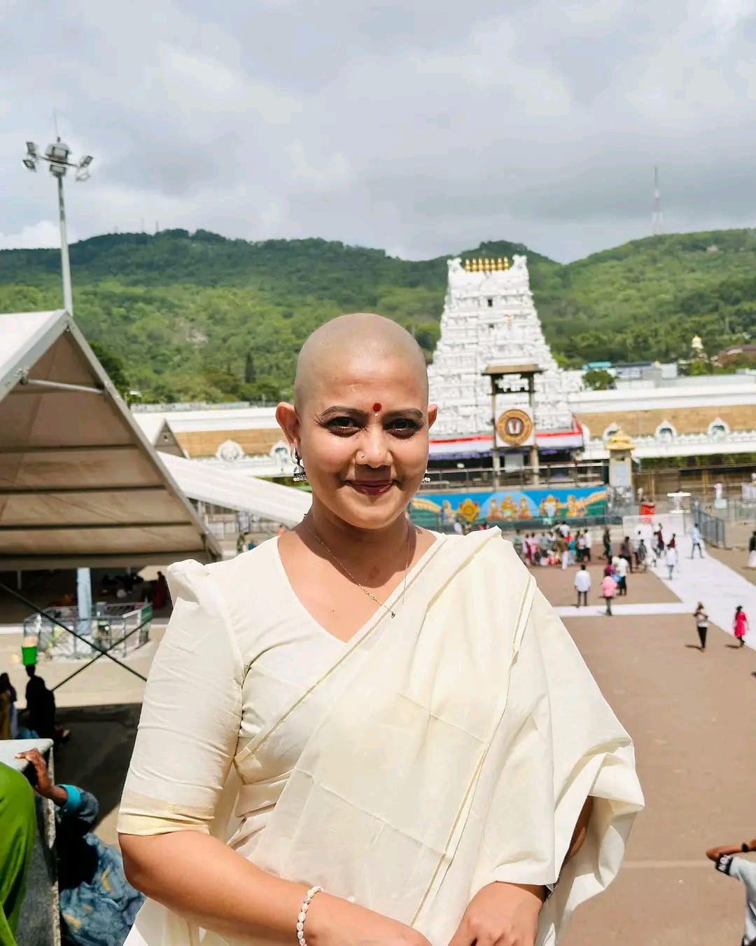 Actress Rachana Narayanankutty shaves her head