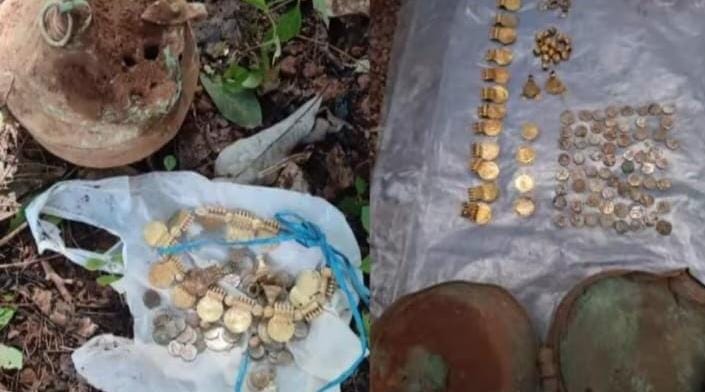 At the place where the treasure was found, the workers first thought it was a bomb