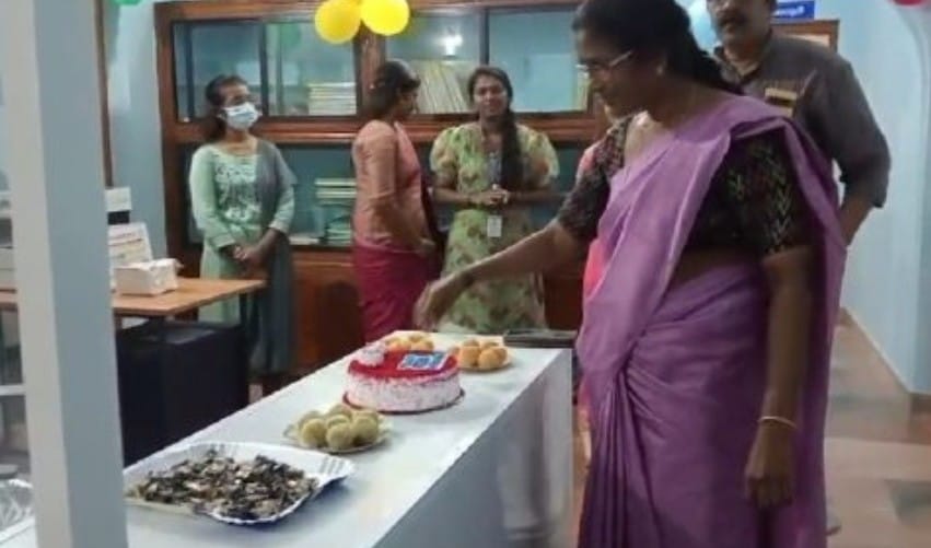 Pandalam Municipal Corporation celebrated the day of mourning by cutting a cake