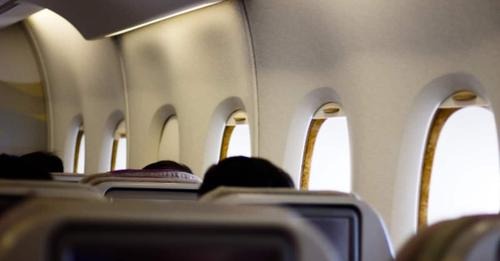 Unable to change video; Shocked passengers, the plane screen showed an erotic scene