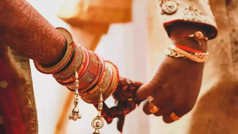 Mother eloped with fiancé with money and jewelry
